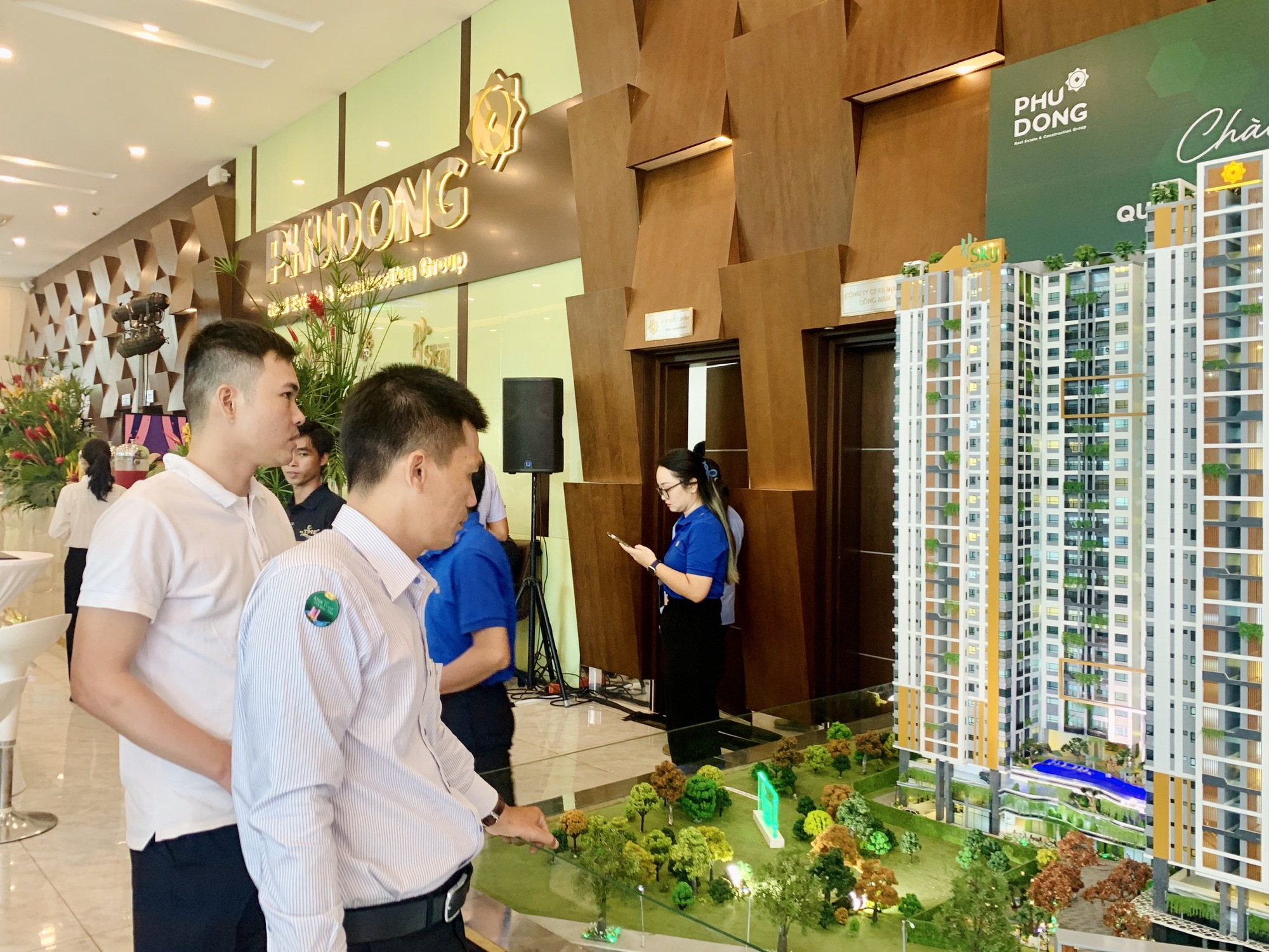 Siết hoạt động kinh doanh bất động sản, hết thời người bán người mua tự làm giá - Ảnh 1.