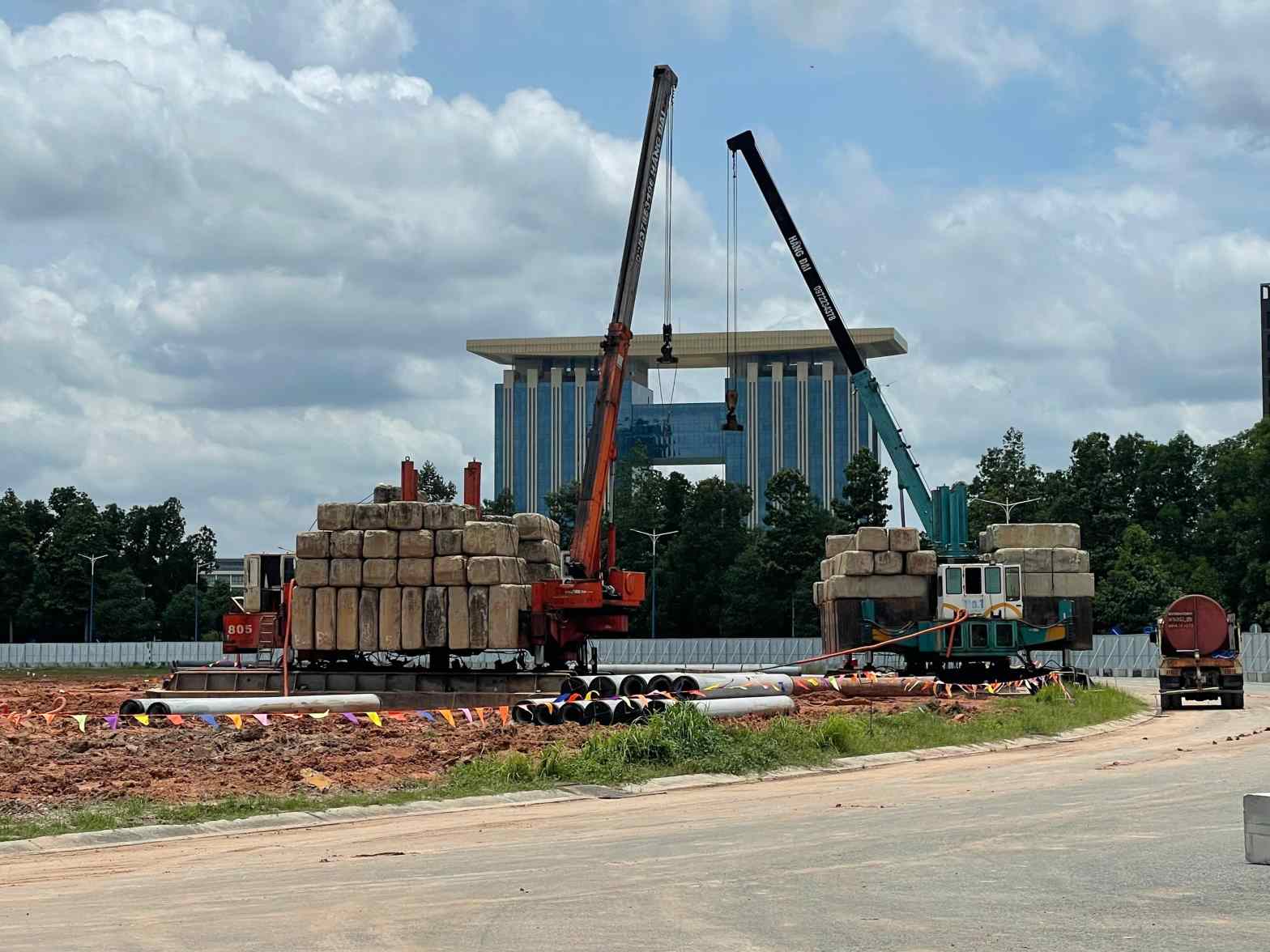 Hiện nay các đơn vị đang thi công